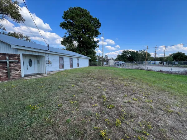 a view of a house with backyard and garden