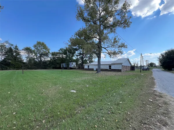 a view of yard with green space