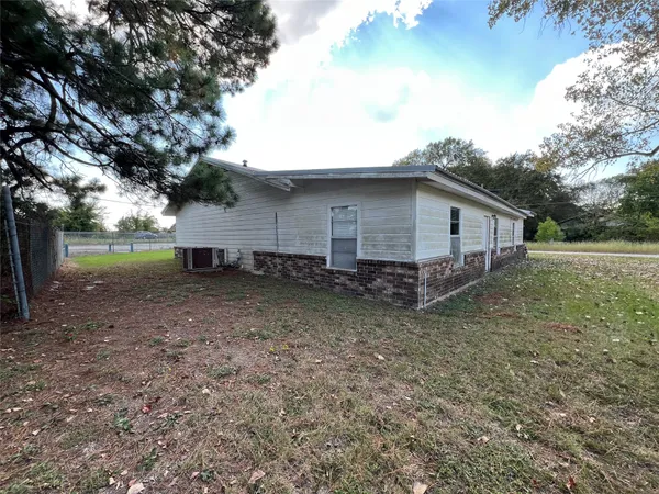 a view of a house with a backyard
