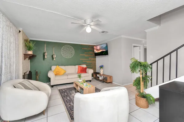 $1,600 | 5837 West Sunforest Drive, Houston, TX 77092