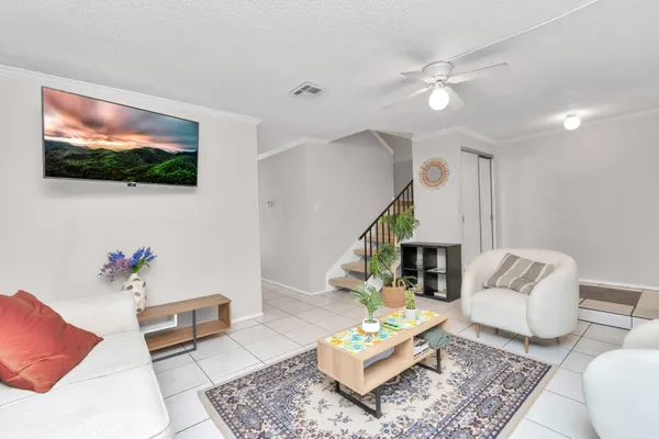 $1,600 | 5837 West Sunforest Drive, Houston, TX 77092
