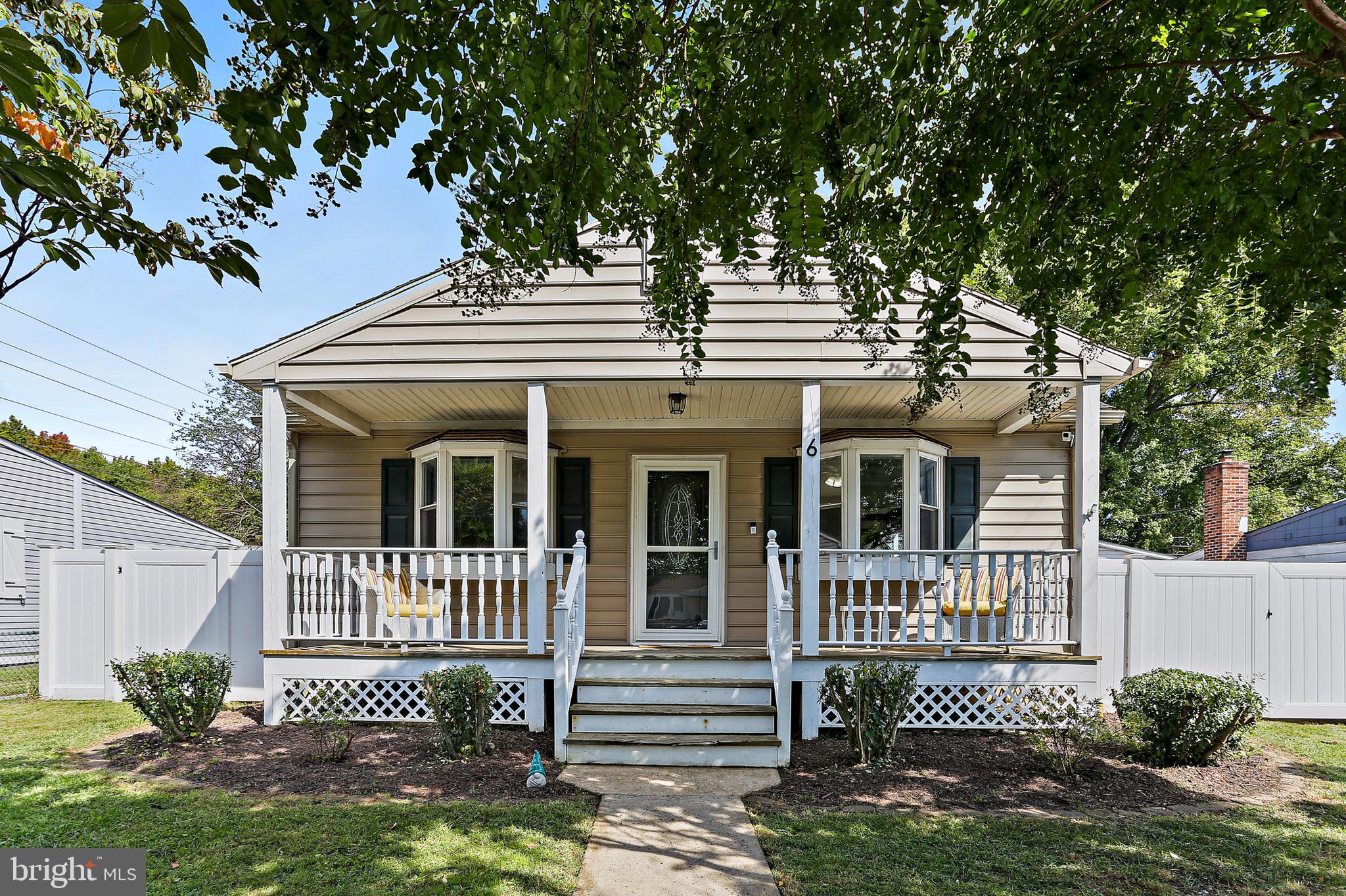 3 Bedroom, 2 Full Bath w/Sunroom in Victory Villa!