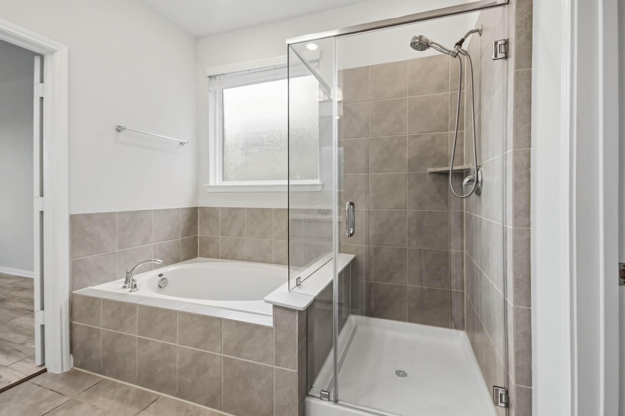 10723 Clfs Vw Drive Rosharon, TX 77583 - Photo 20 of 50 Matching tile surround in soaking tub and shower!