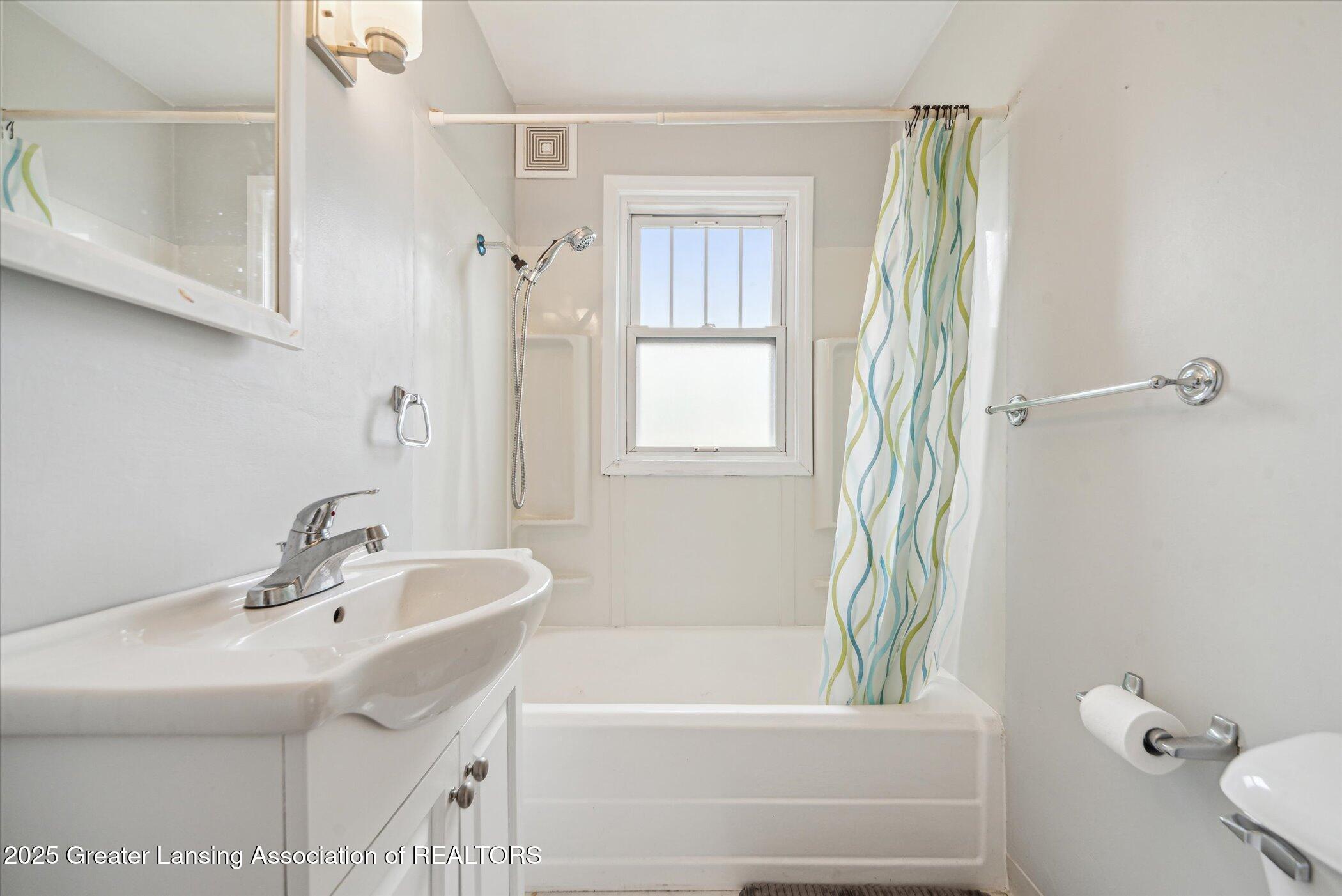 336 South Waverly Road Lansing, MI 48917 - Photo 12 of 33 13-336-S-Waverly-Rd-Lansing-MI-48917-Win