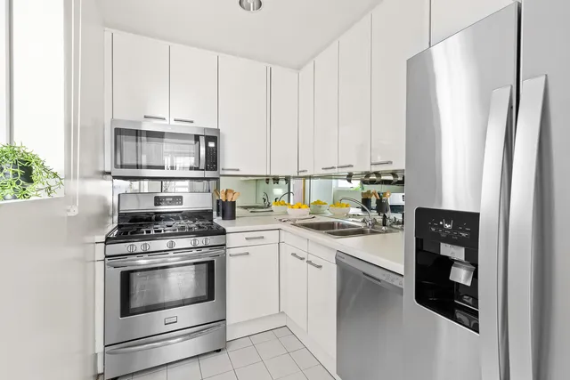 $1,150,000 | 146 West 57th Street, Unit 44F | Theater District