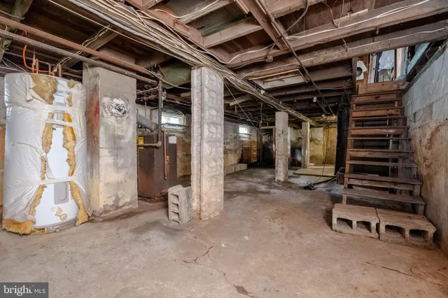 a view of an empty room with wooden roof