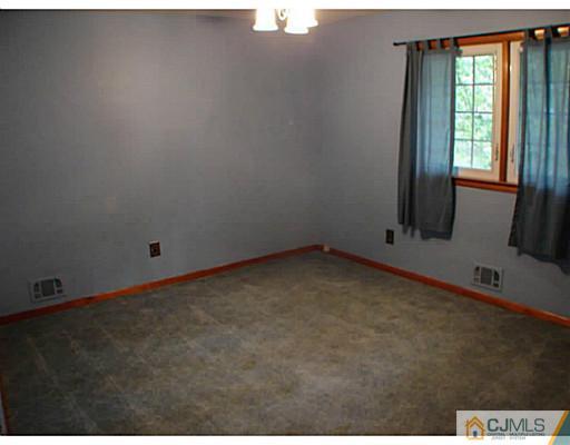 266 Hamlin Road North Brunswick, NJ 08902 - Photo 10 of 17 an empty room with a window