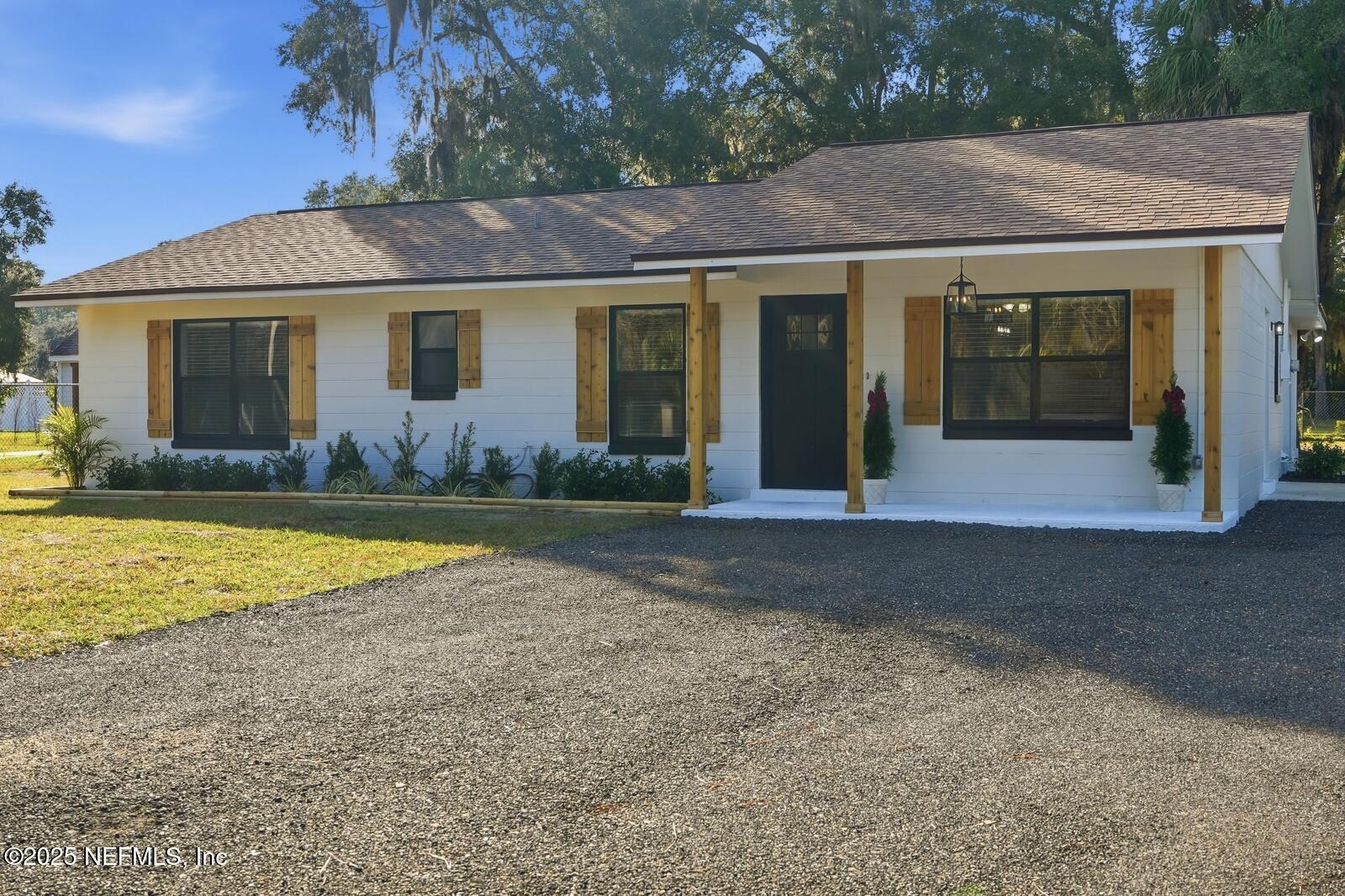 a view of a house with backyard and garden