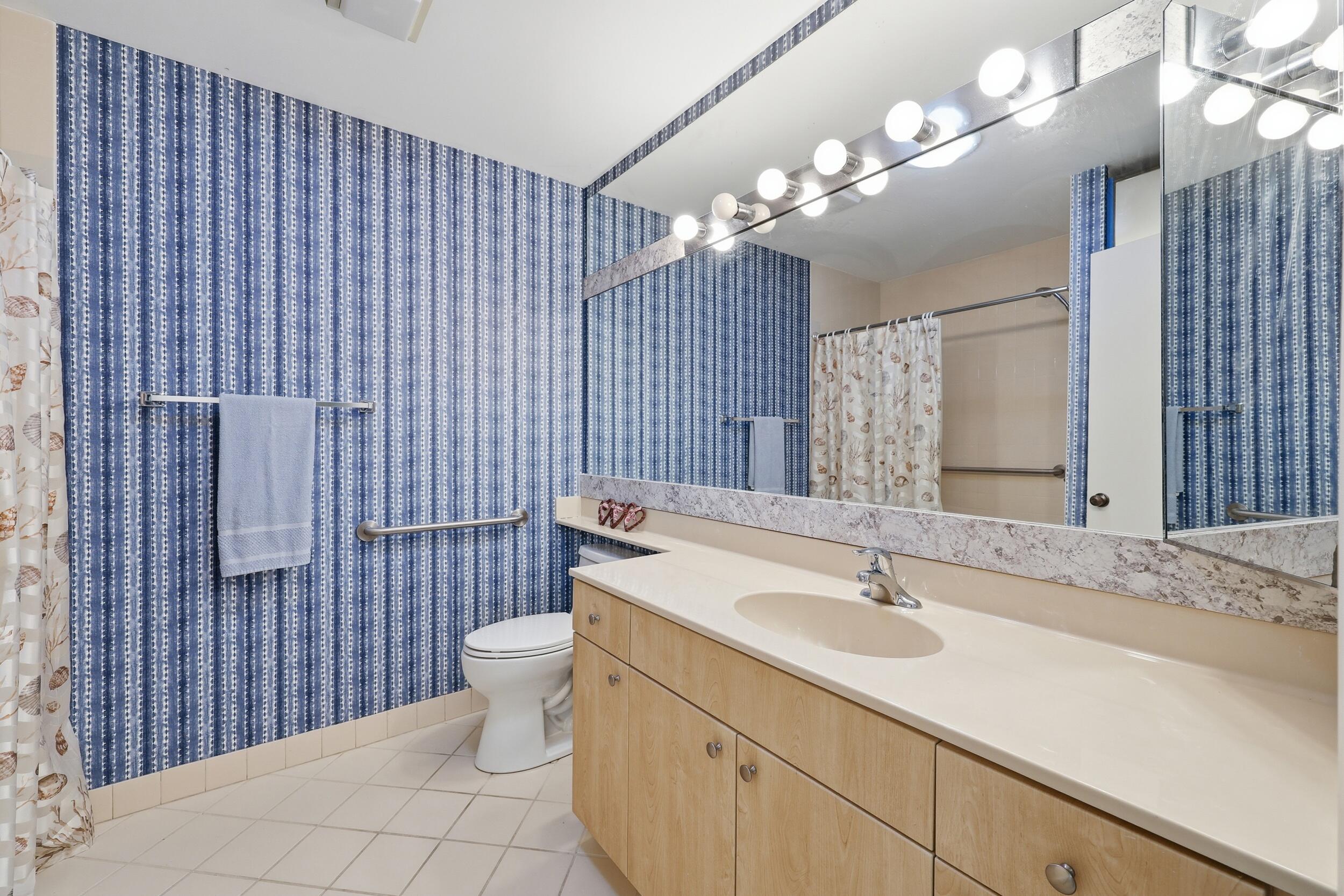 117 Sea Steppes Court Jupiter, FL 33477 - Photo 30 of 61 2nd bath