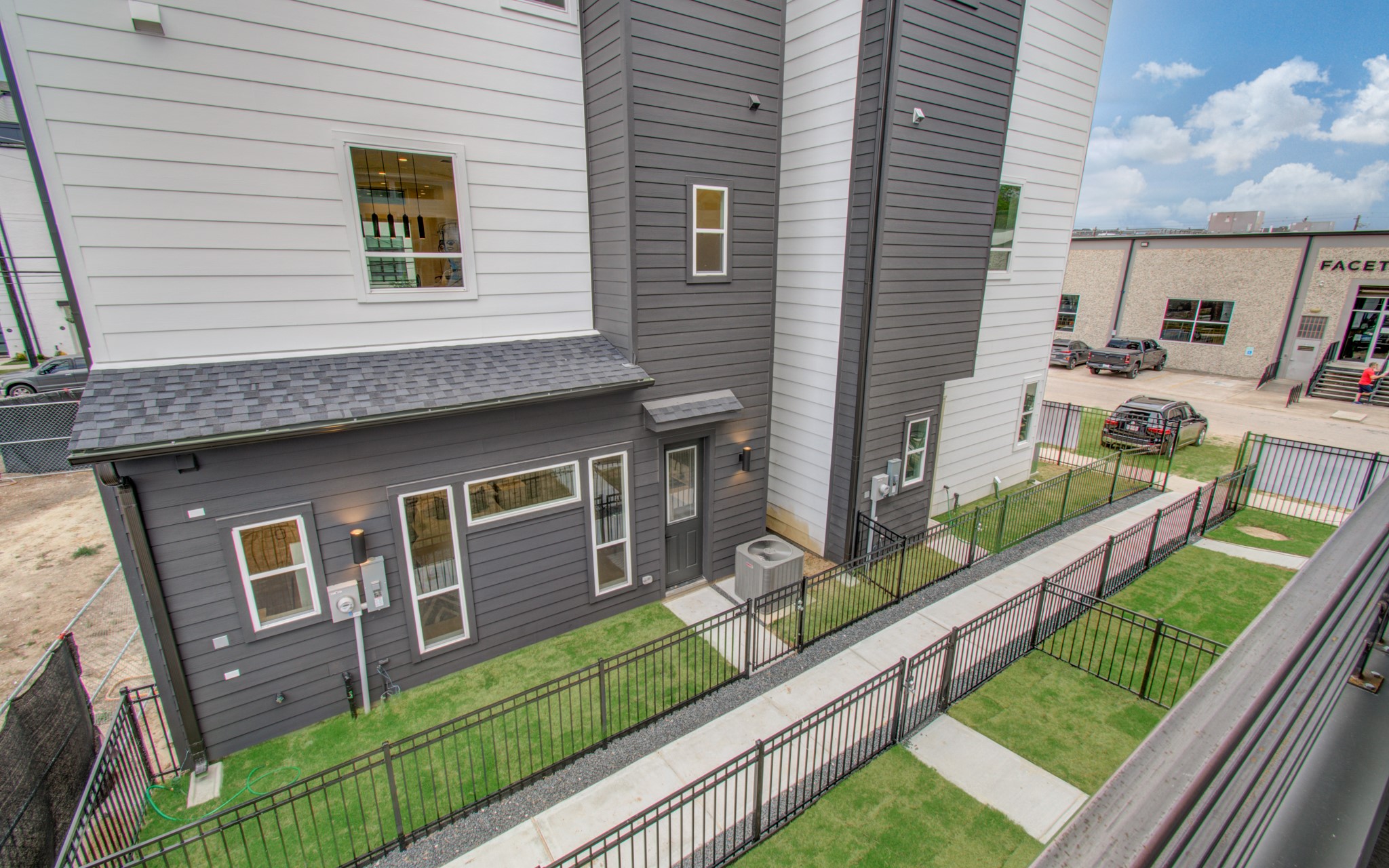 3008 Lamar Street Houston, TX 77003 - Photo 18 of 33 a view of a house with backyard and sitting area