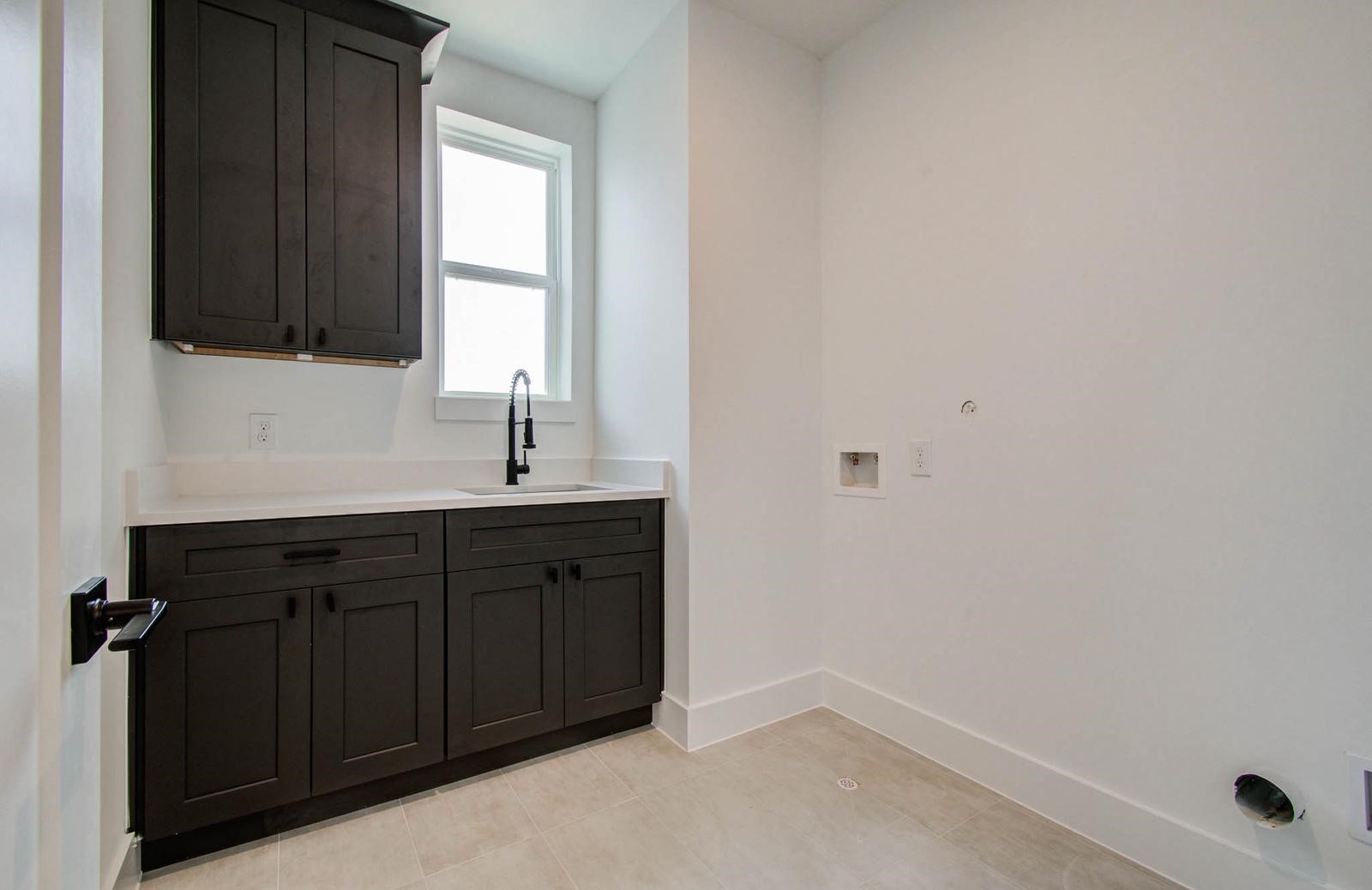 3008 Lamar Street Houston, TX 77003 - Photo 30 of 33 a bathroom with a sink and a mirror