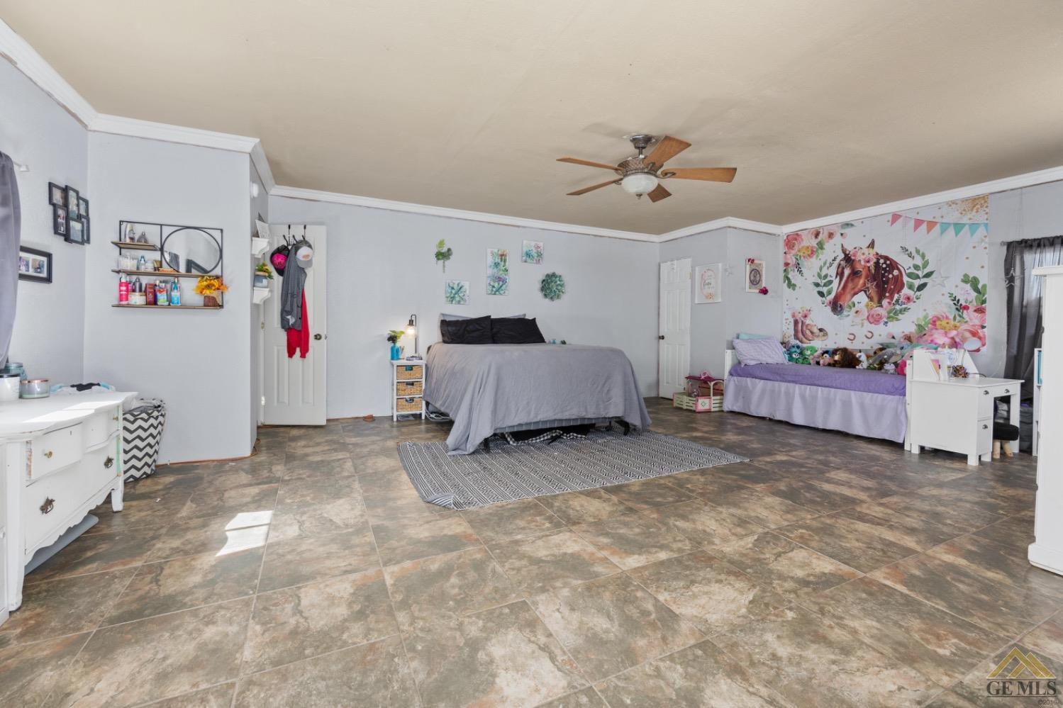 Undisclosed Address Bakersfield, CA 93308 - Photo 28 of 39 a living room with furniture