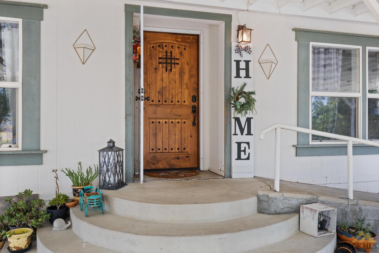 Undisclosed Address Bakersfield, CA 93308 - Photo 6 of 39 a living room with furniture