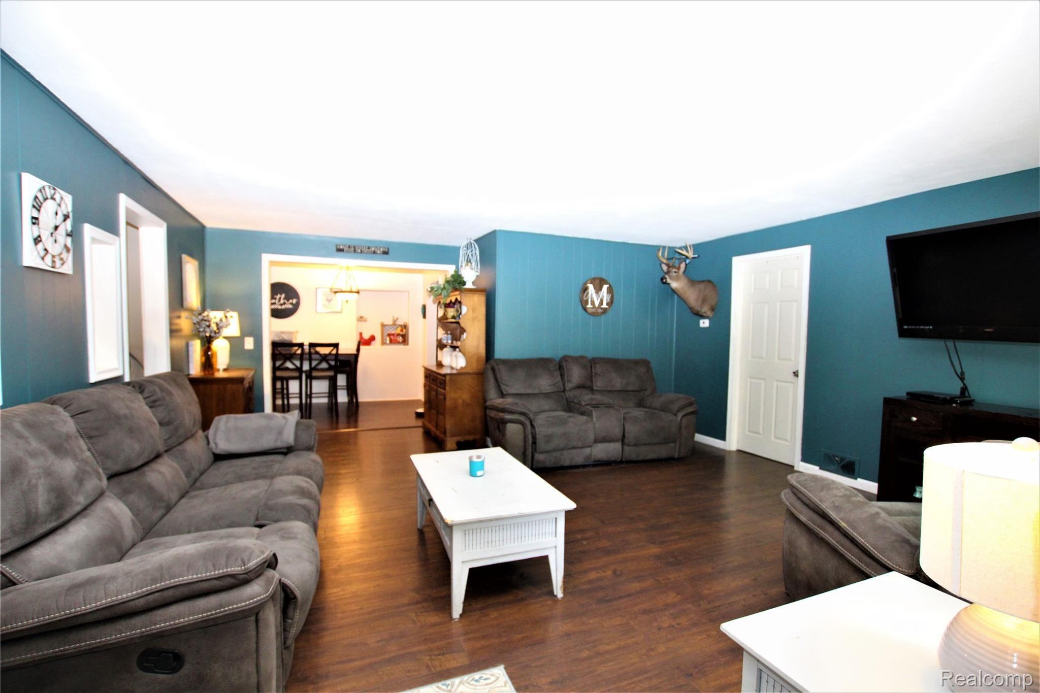 402 East Road Holly, MI 48442 - Photo 4 of 15 large living room.jpg