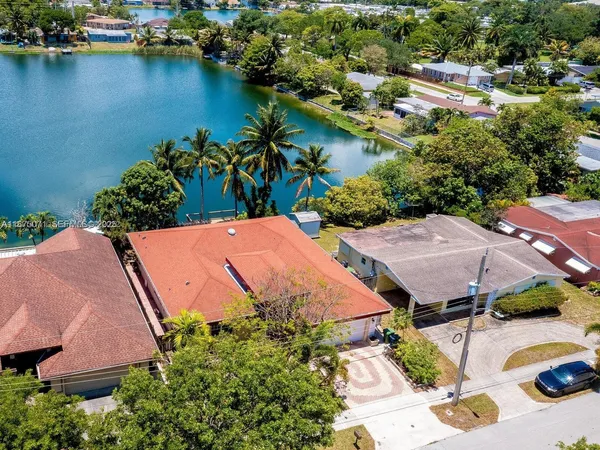 an aerial view of a house with outdoor space and lake view