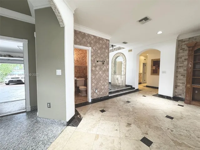 a view of a big room with closet and mirror
