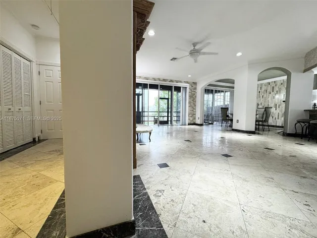 a view of lobby with livingroom