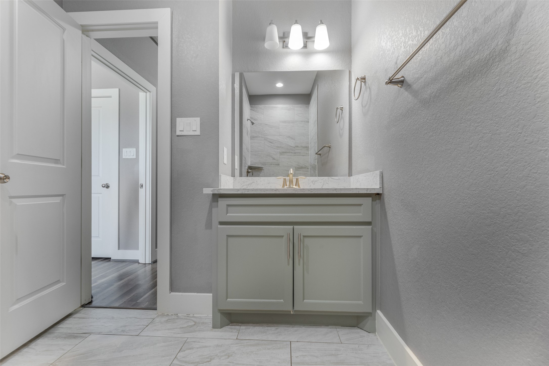 6501 Stratton Street Houston, TX 77023 - Photo 23 of 46 Secondary full-bathroom.