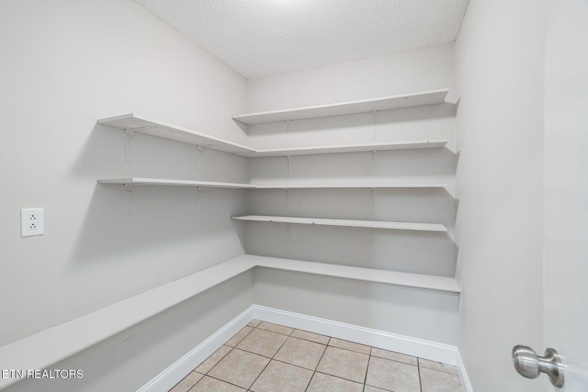 1305 Chipwood Road Knoxville, TN 37932 - Photo 19 of 42 18-web-or-mls-1305 Chipwood Circle-19