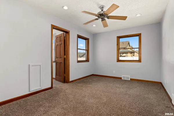 $250,000 | 604 South Pleasant Hill Road, East Peoria, IL 61611