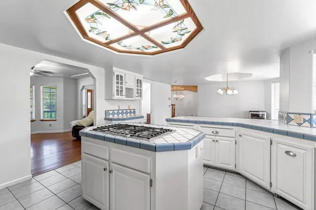 a view of a livingroom with a garage