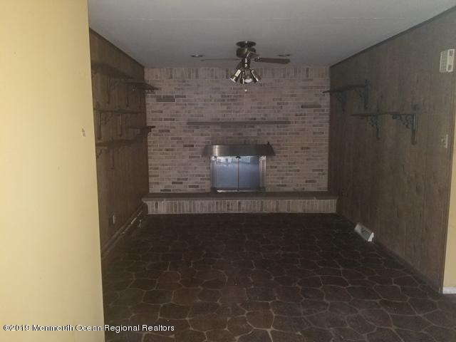 351-624621 livingroom