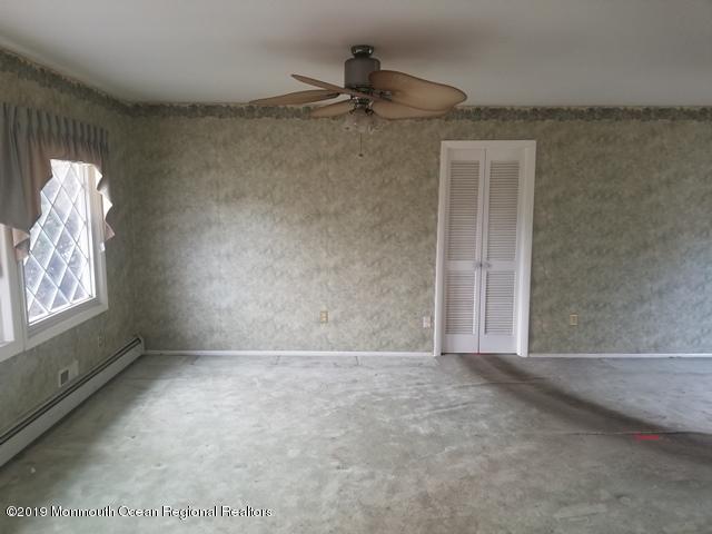 351-624621 livingroom (2)