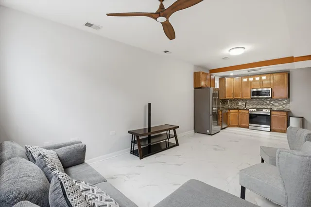 $233,990 | 3808 West Belle Plaine Avenue, Unit G, Chicago, IL 60618