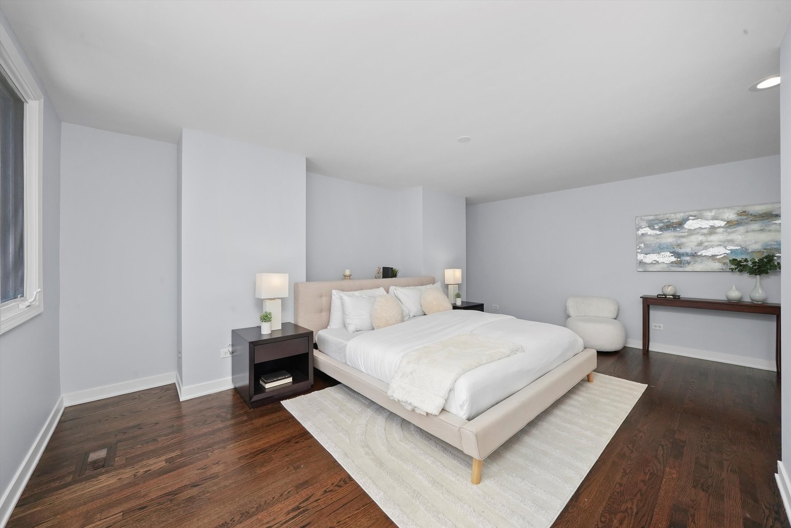 950 North Clark Street, Unit E Chicago, IL 60610 - Photo 36 of 52 a bedroom with a bed and lamp