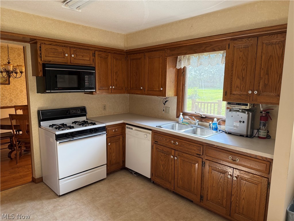 5920 Weaver Road New Franklin, OH 44216 - Photo 4 of 24