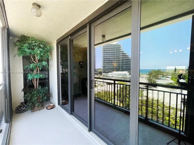 $2,995 | 2300 Northeast 33rd Avenue, Unit 606, Fort Lauderdale, FL 33305