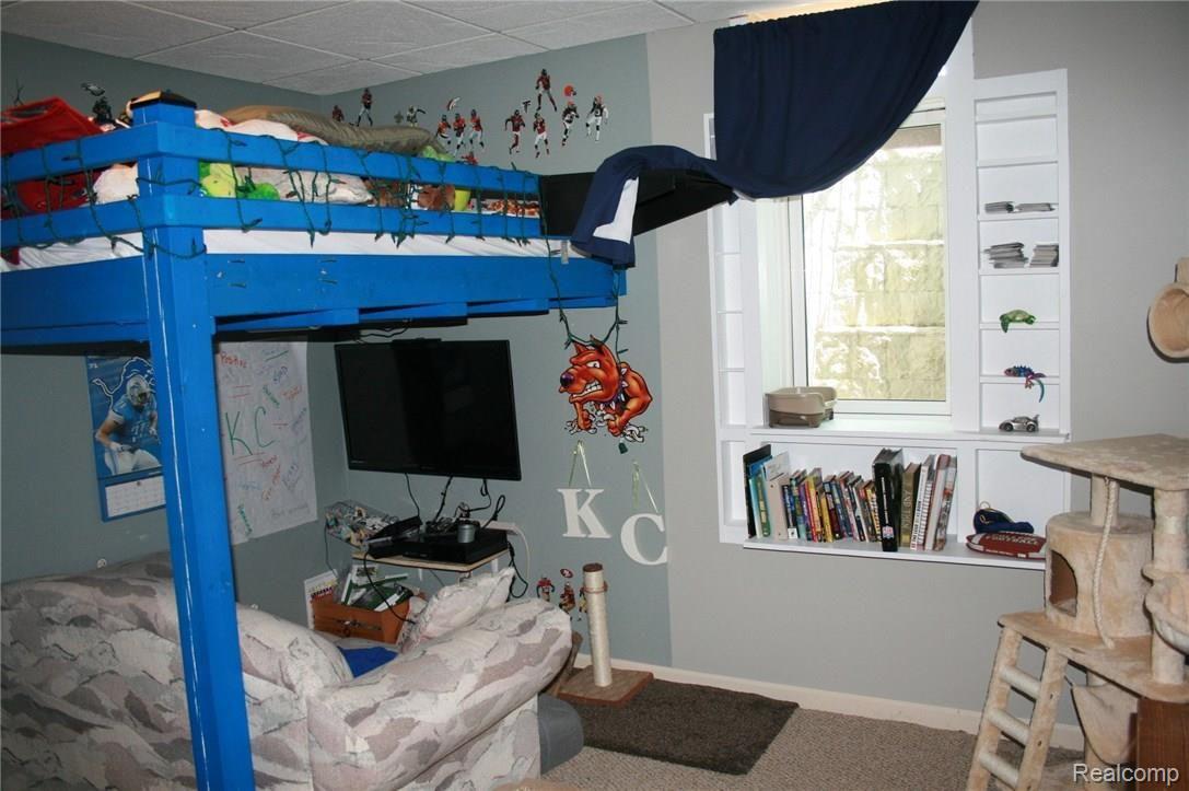 1331 West Allen Road Howell, MI 48855 - Photo 31 of 32 9b lower bed.jpg