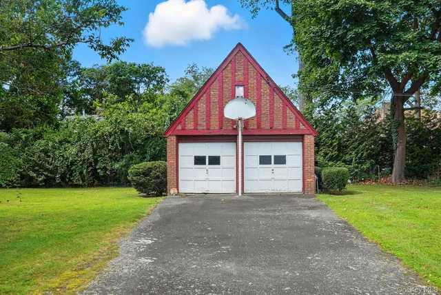 a view of a house with yard and tree s