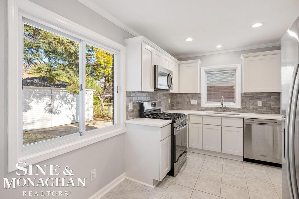 350 Ridgemont Road Grosse Pointe, MI 48236 - Photo 8 of 32 50127732-7.JPG