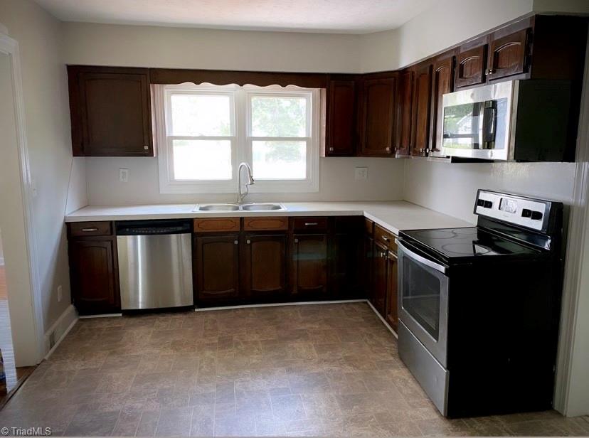 820 Mark Street High Point, NC 27260 - Photo 6 of 22 https://triad.mlsmatrix.com/Matrix/MediaManager/ShowImage.aspx?tbl=9&mtid=1&tmui=37721433&mf=P37721507b1eed2fb-93ff-4b1a-9ce3-04d96840d181U-1&w=128&h=96&q=99&md=2021-08-22%2017:59:24.220