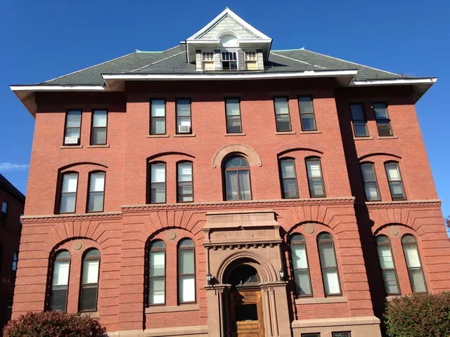 $1,621 | 124 Orange Street, Unit 204, Manchester, NH 03104