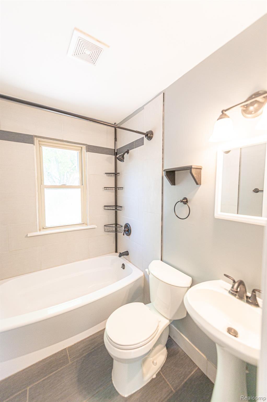5335 Drayton Road Clarkston, MI 48346 - Photo 14 of 31 HardyMediaCompany-07.jpg