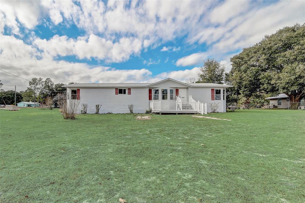 a view of a house with backyard and garden