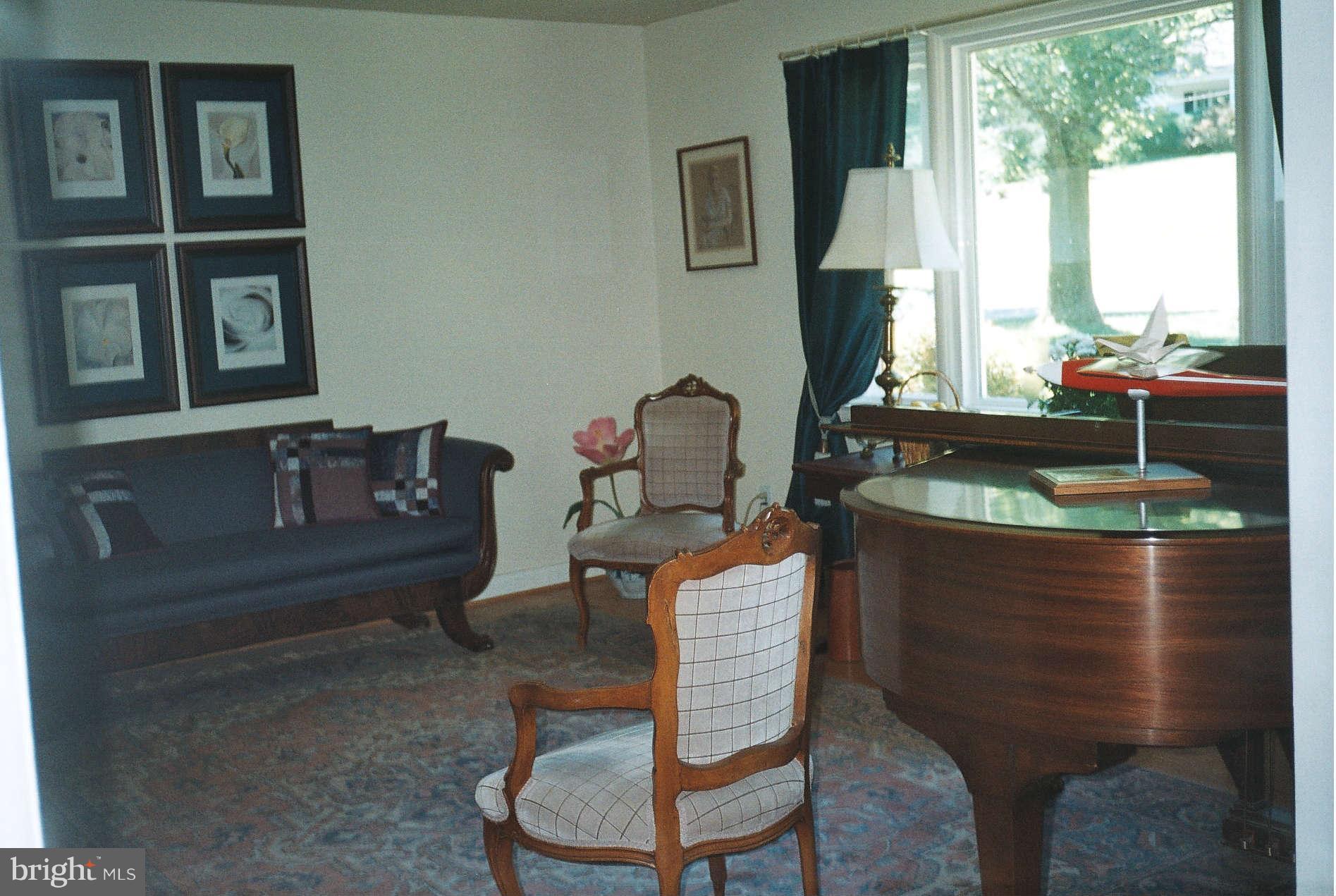 2001 Norvale Road Silver Spring, MD 20906 - Photo 5 of 22 Living Room
