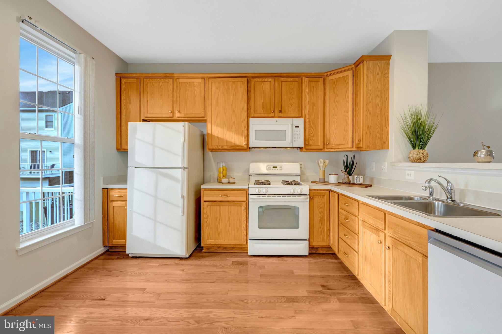 25121 Monteith Terrace Chantilly, VA 20152 - Photo 15 of 54 Second Level Kitchen