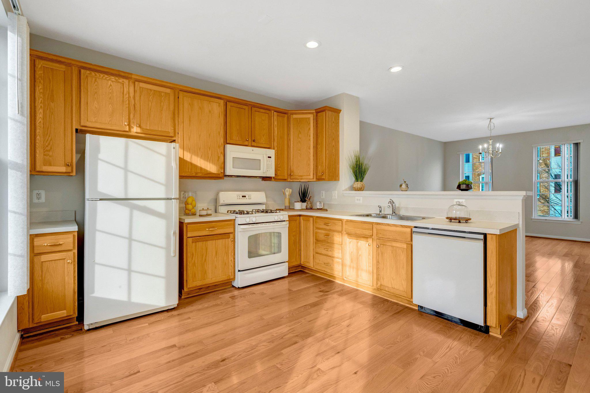 25121 Monteith Terrace Chantilly, VA 20152 - Photo 3 of 54 Second Level Kitchen