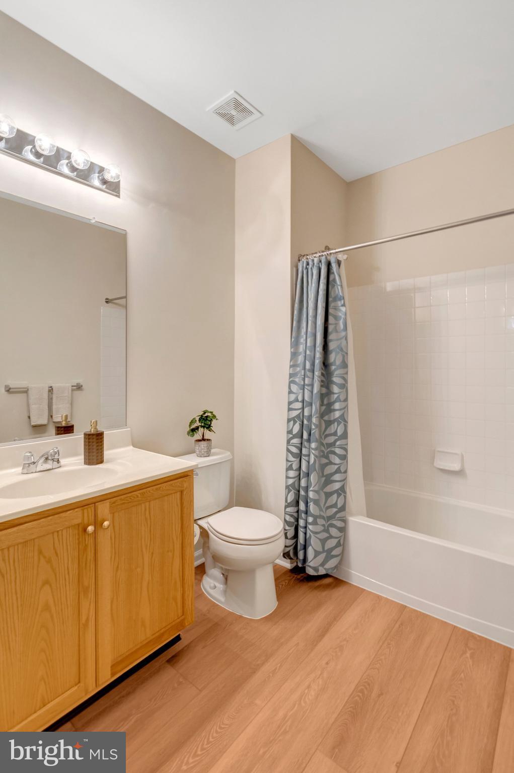 25121 Monteith Terrace Chantilly, VA 20152 - Photo 9 of 54 First Level Full Bath