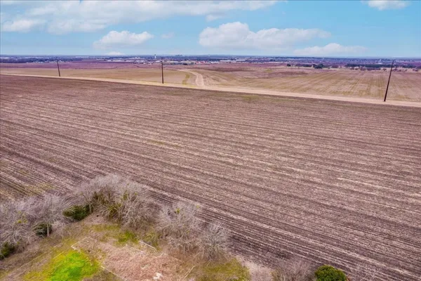 a view of big yard with a house