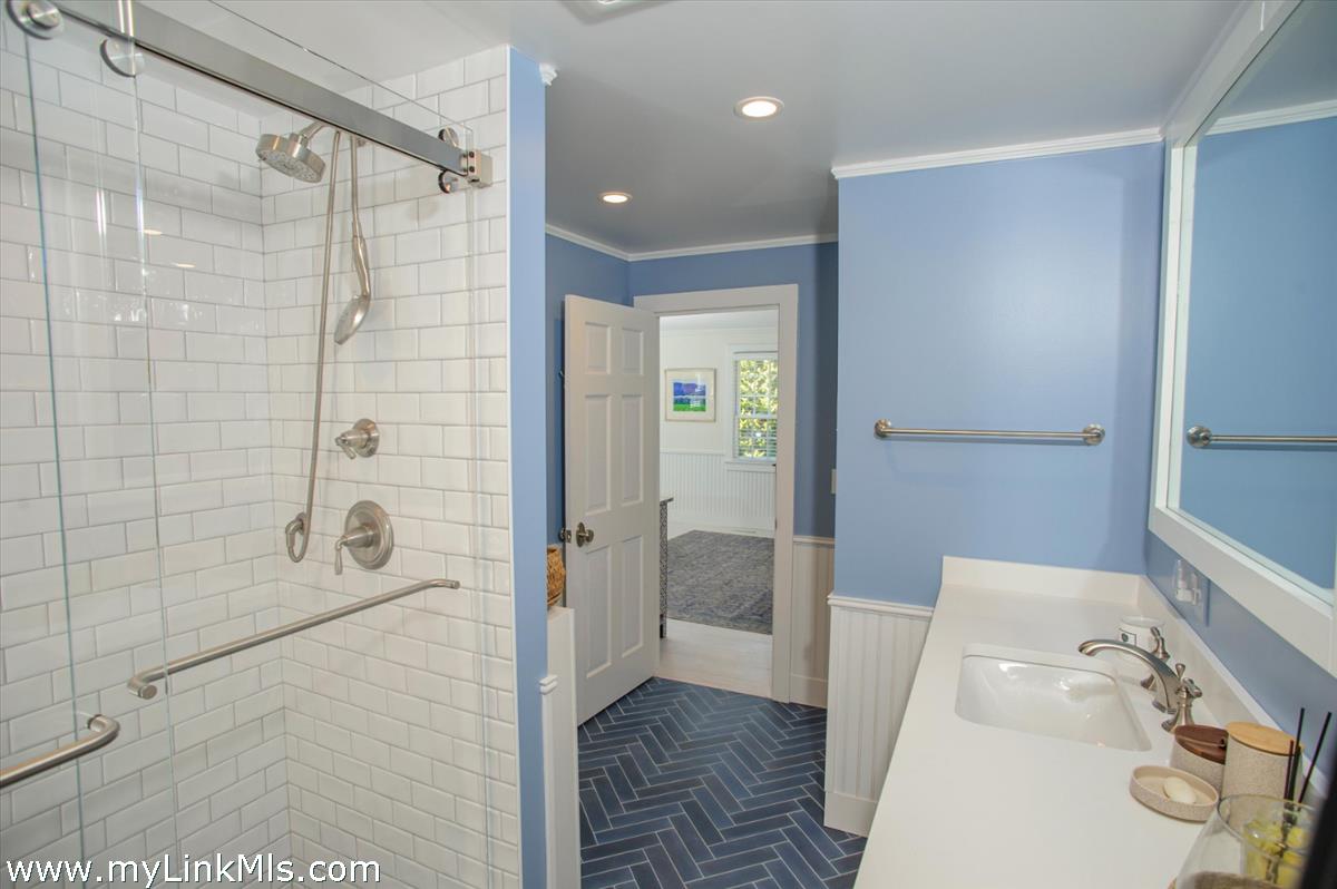 8 Massasoit Road Edgartown, MA 02539 - Photo 16 of 33