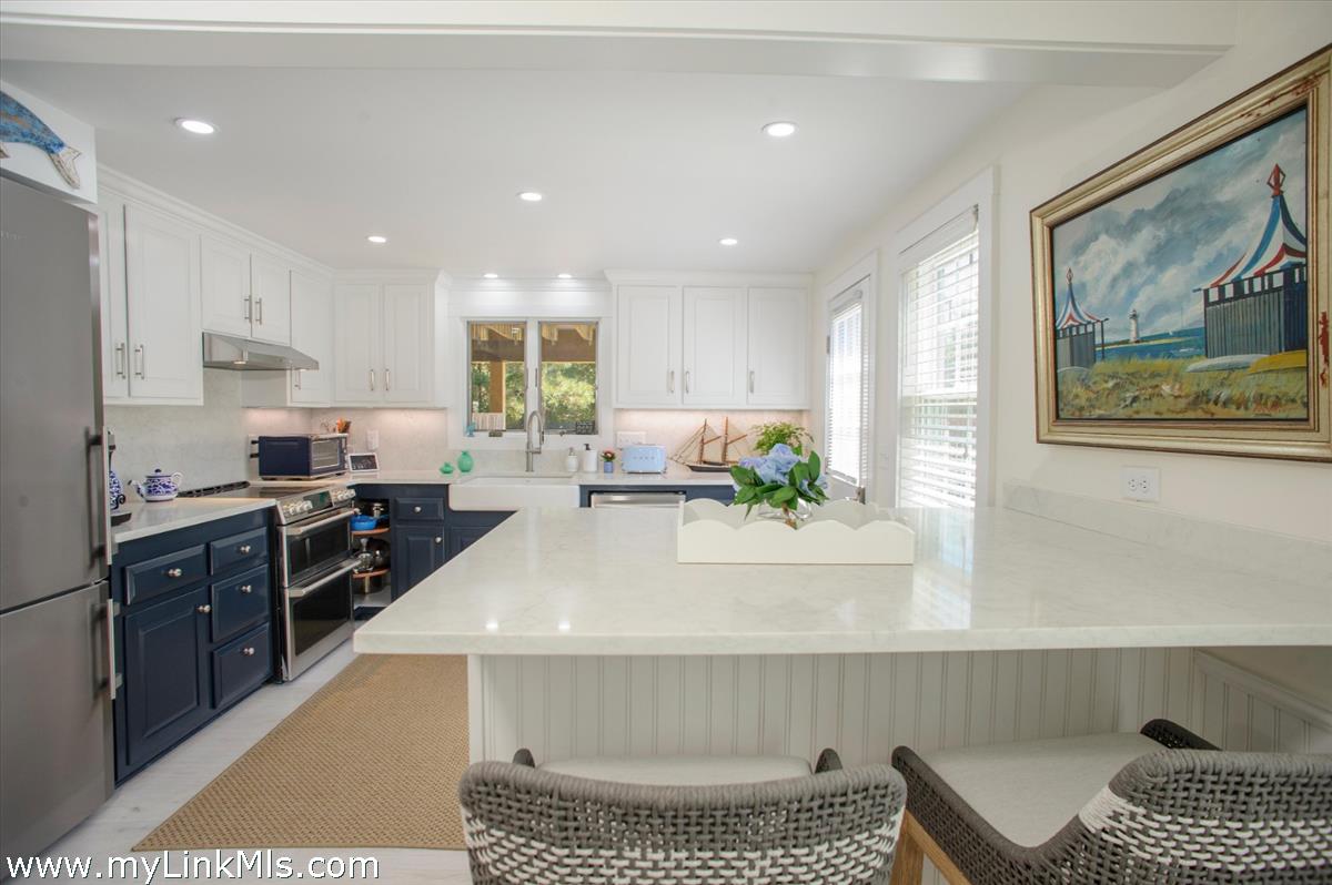 8 Massasoit Road Edgartown, MA 02539 - Photo 5 of 33