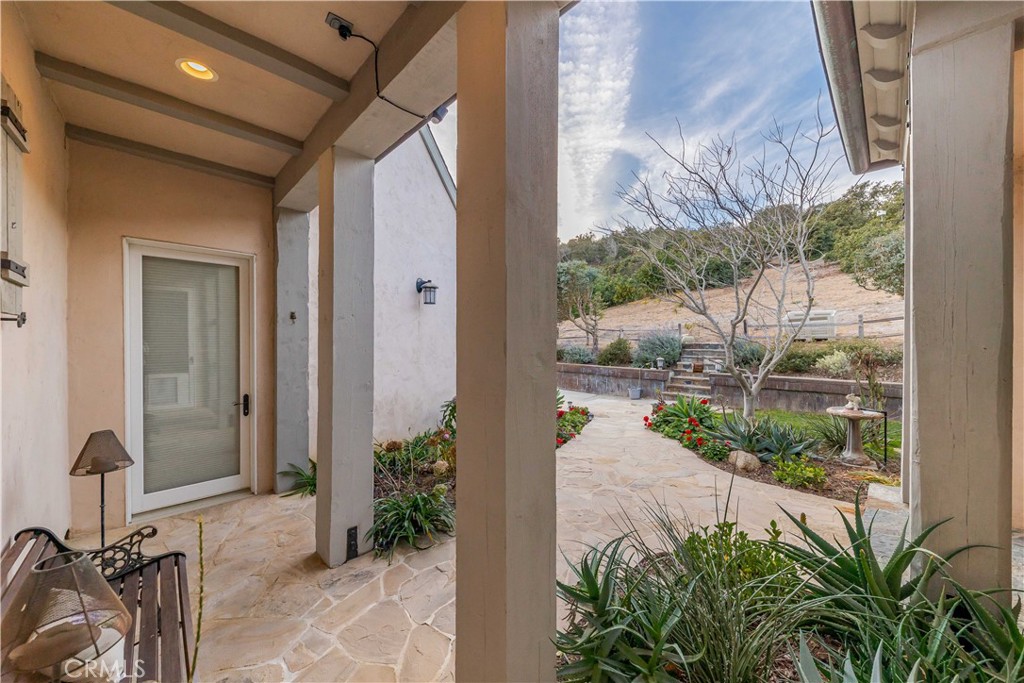 26525 Carancho Road Temecula, CA 92590 - Photo 34 of 64 a view of a corridor