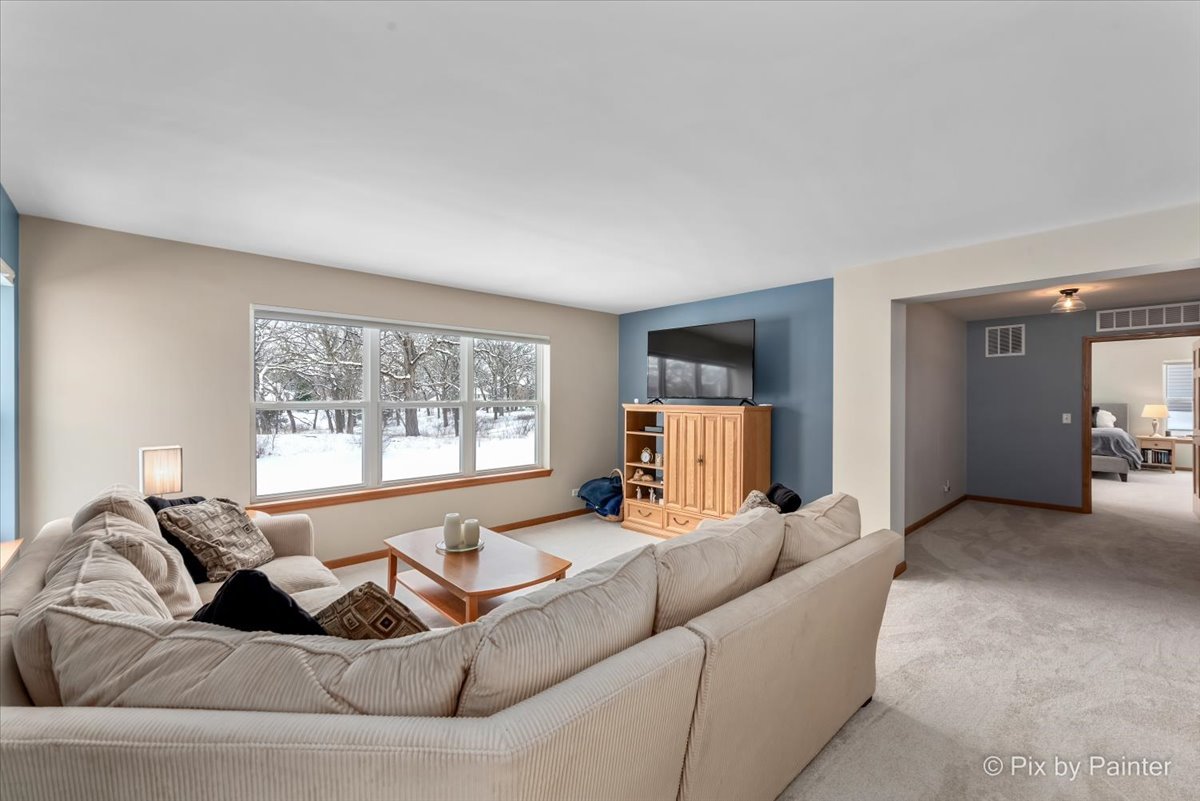 488 Newcastle Drive Cary, IL 60013 - Photo 20 of 33 a living room with furniture window and a lamp
