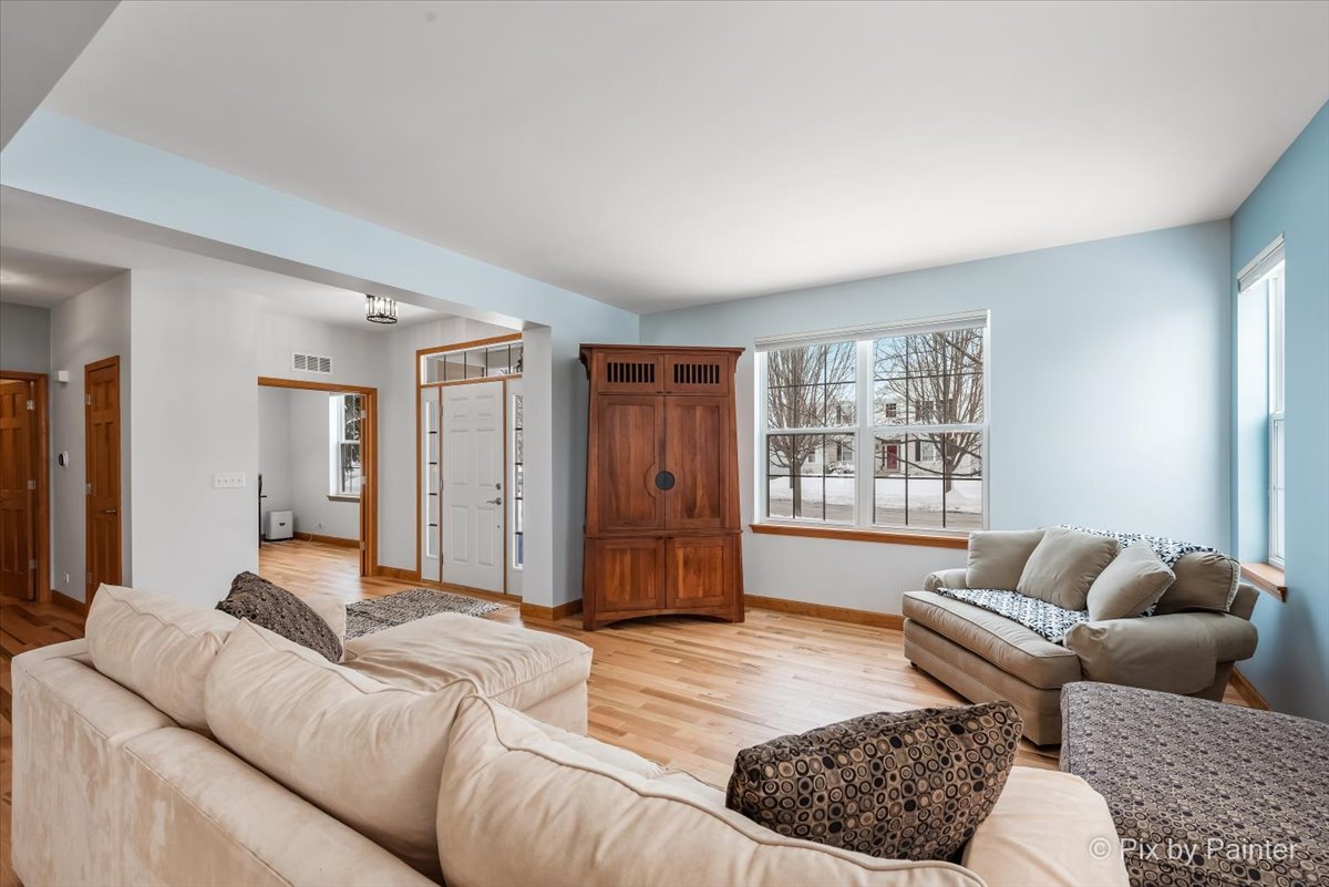 488 Newcastle Drive Cary, IL 60013 - Photo 6 of 33 a living room with furniture and a window