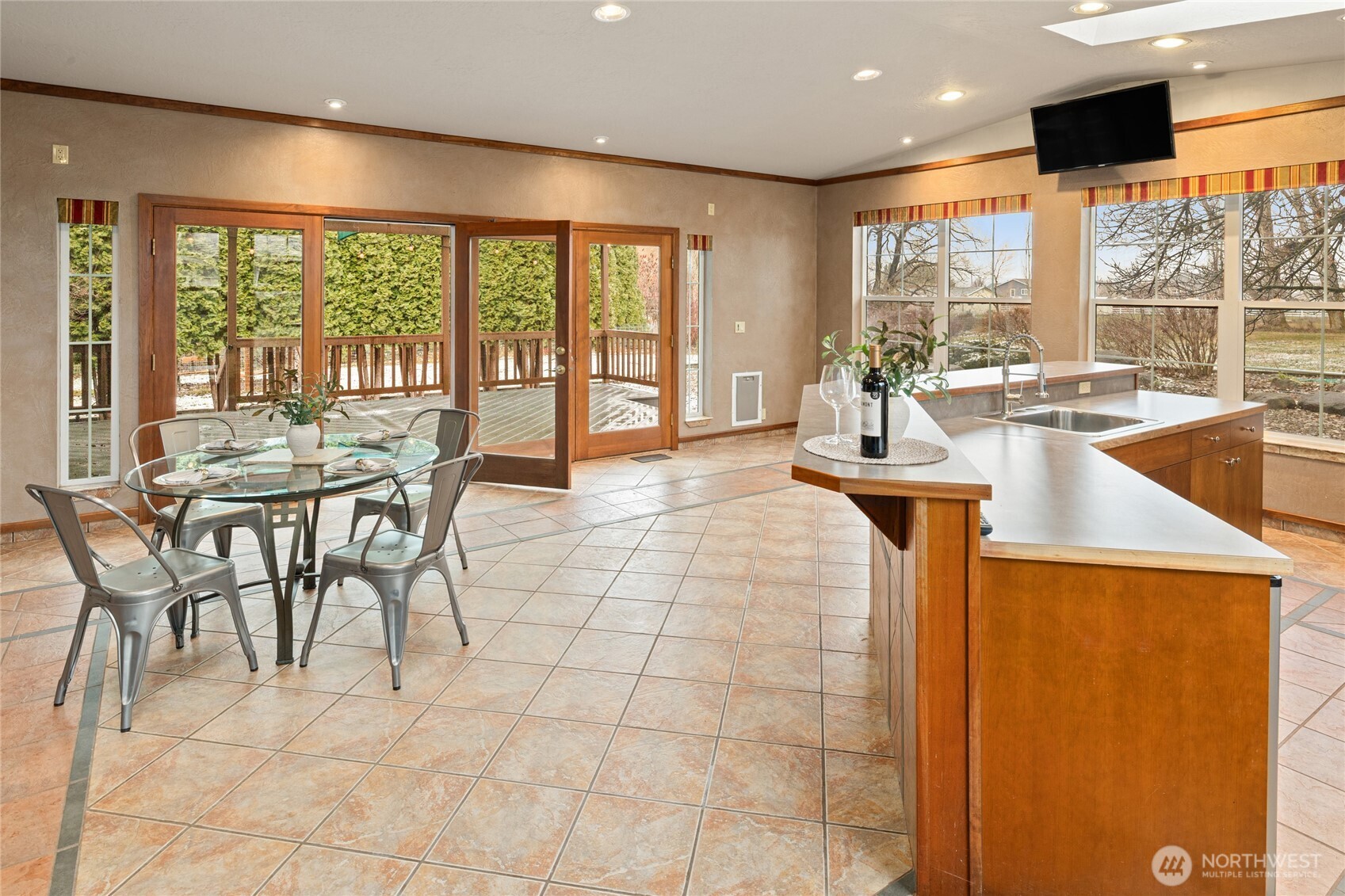 709 South Matthews Road Ellensburg, WA 98926 - Photo 15 of 40 a dining room with furniture and a floor to ceiling window