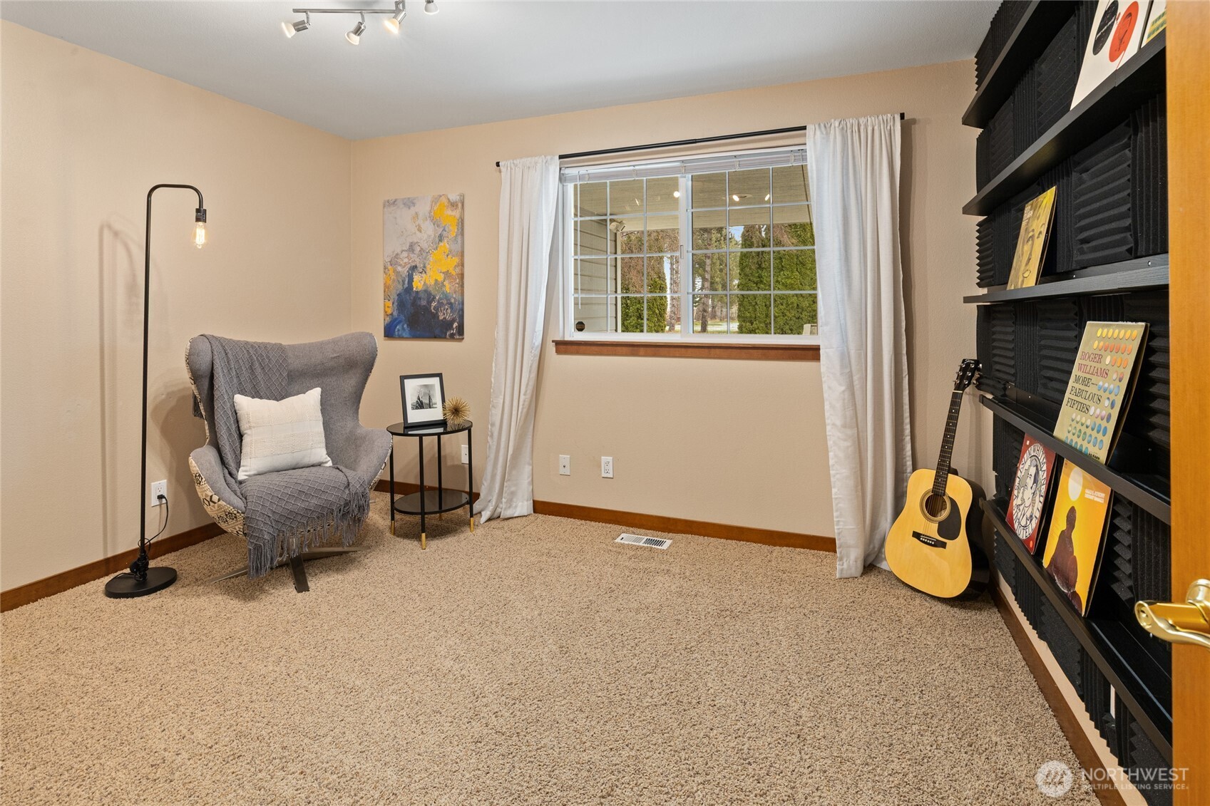 709 South Matthews Road Ellensburg, WA 98926 - Photo 18 of 40 a view of an empty room with furniture and a window